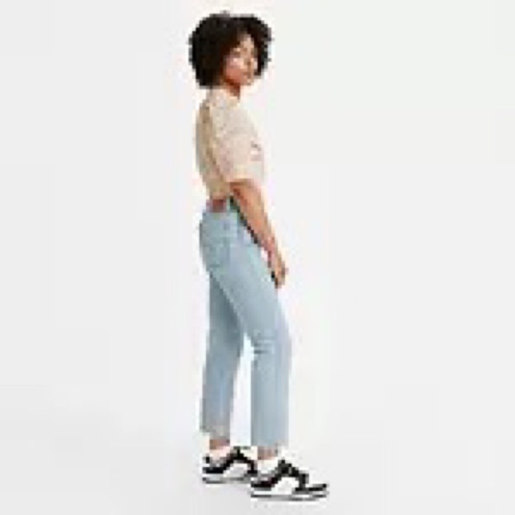 Womens Levi’s Wedgie Straight, light wash jeans. - Picture 2 of 6